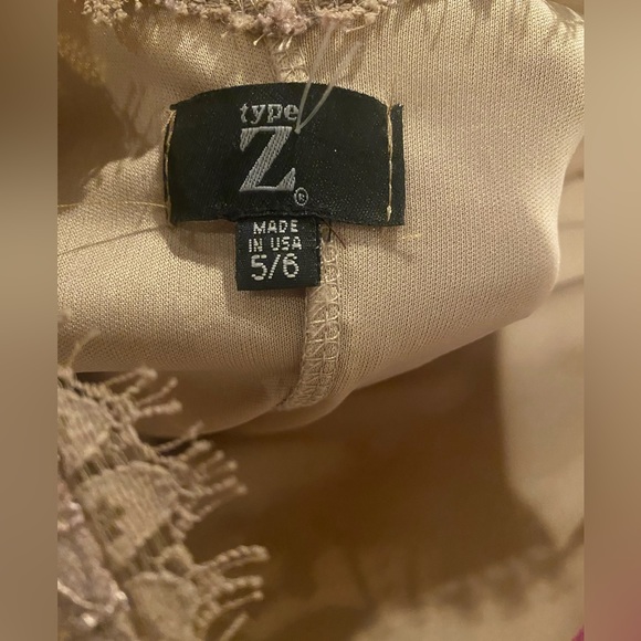 Lace bodycon knee length dress - Picture 3 of 3